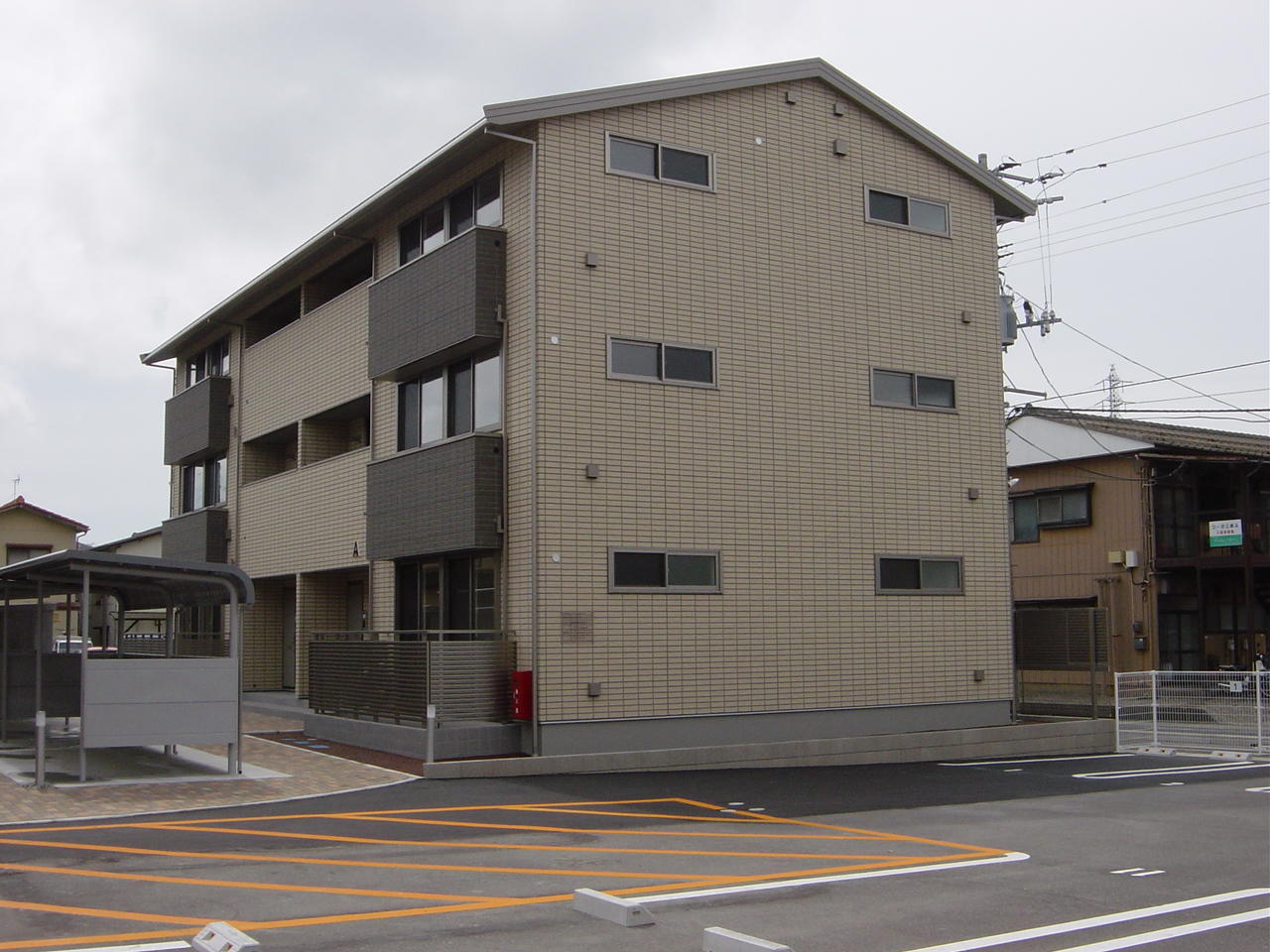 人気の住宅地に誕生した3階建て賃貸住宅